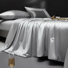 Load image into Gallery viewer, 100% Muberry Silk Fill Summer Quilt