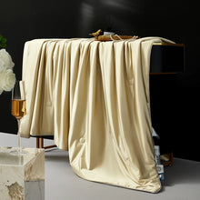 Load image into Gallery viewer, 100% Muberry Silk Fill Summer Quilt