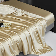 Load image into Gallery viewer, 100% Muberry Silk Fill Summer Quilt