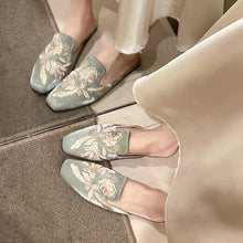 Load image into Gallery viewer, Velour Embroidery Flower Slippers

