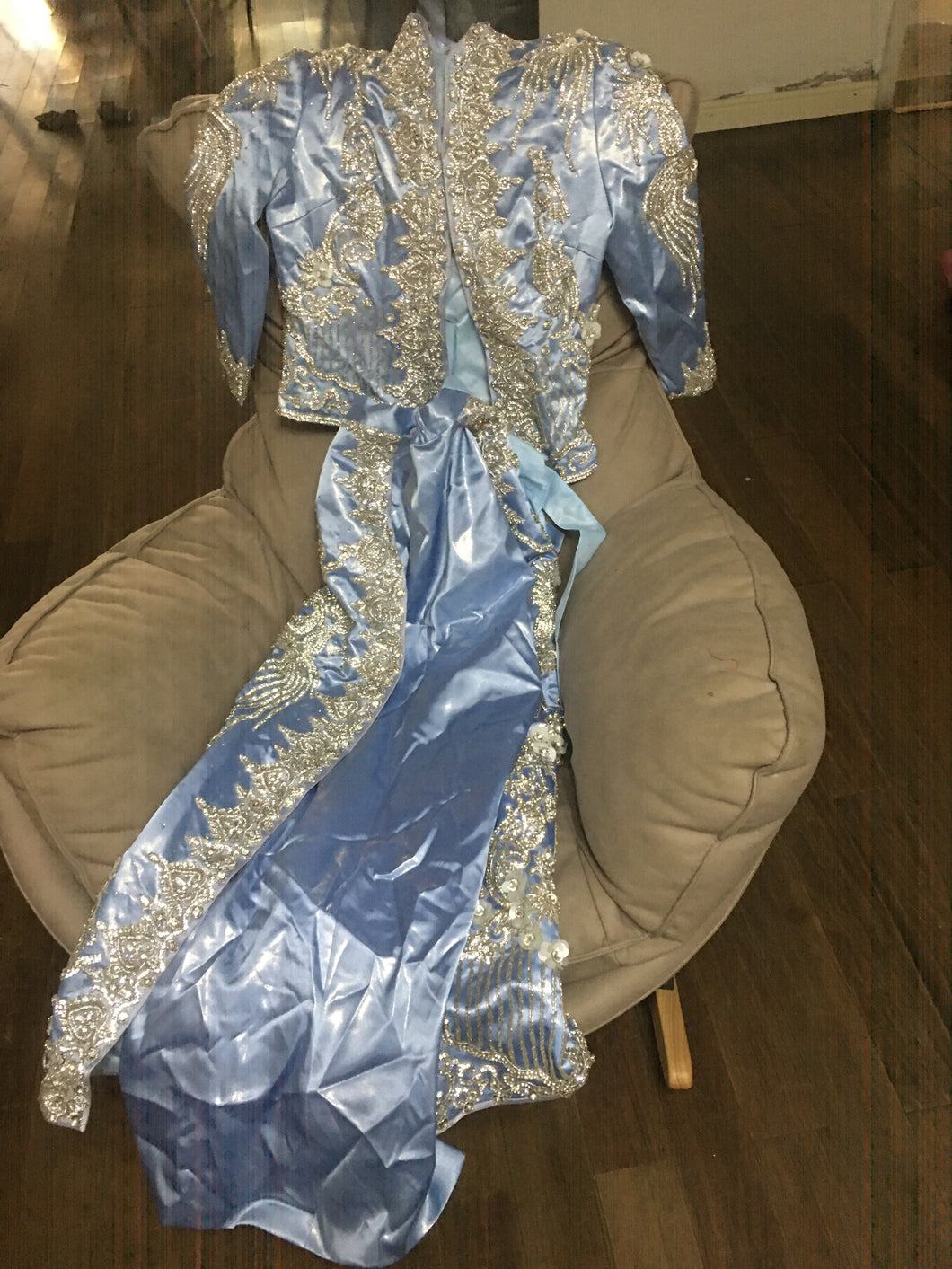 Chinese wedding dress for rent高档绣禾出租1617