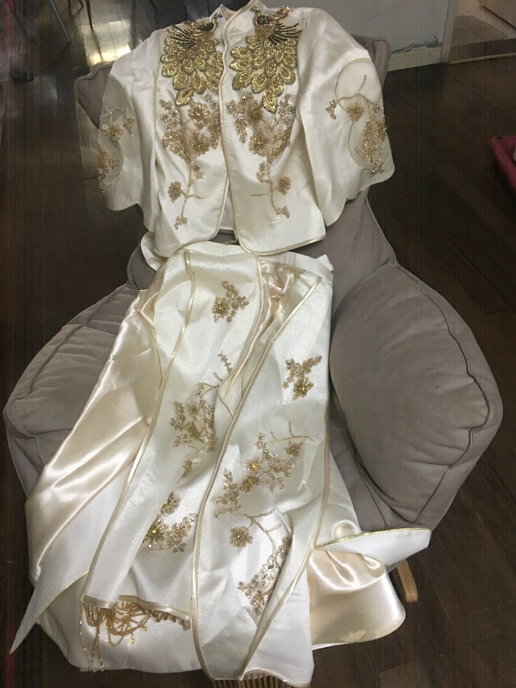 Chinese wedding dress for rent 高档绣禾出租1619